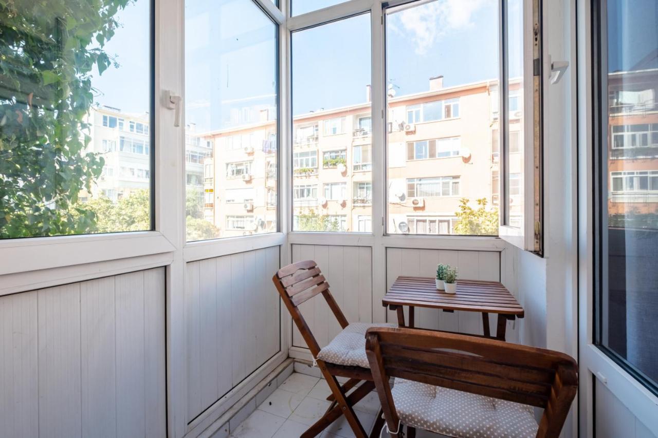 Chic Flat With Balcony Near Moda Shore Istanbul Exterior photo